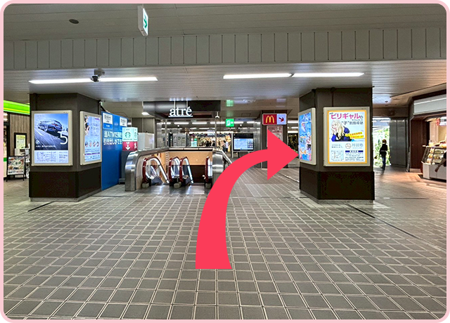 改札を降りたら南口（右前方）にお進みください。