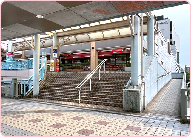 南口を出てすぐ、右側に階段がありますので、上がってください。（上がった先にコメダ珈琲店があります）