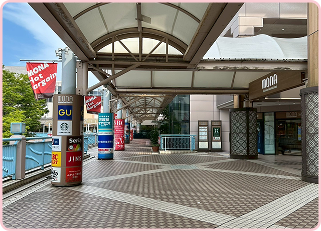 アーケード（屋根）に沿って真っ直ぐ進んでください
