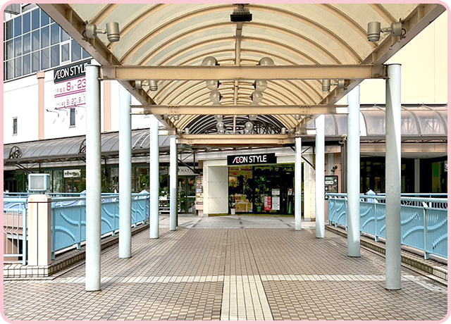イオン新浦安店に向かい真っ直ぐ進みます。