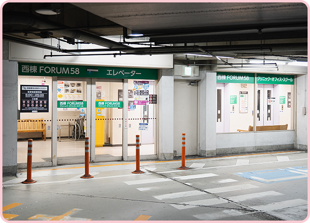 C20・D20・E20付近に「西棟FORUM58」エレベーターの入口があります。